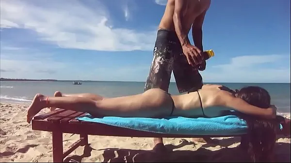 femme avec microbiquini sur la plage et gagnant brozier nouveaux clips chauds