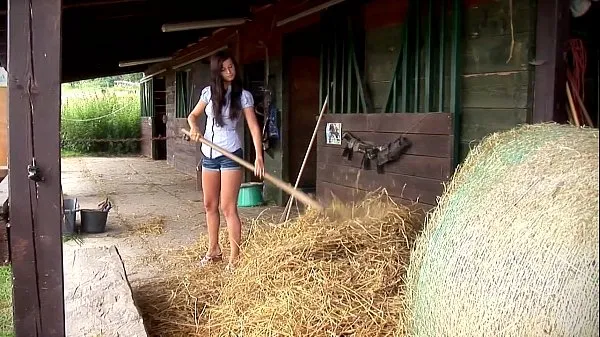 Megan Cox se masturbe à l'extérieur. La voir devenir chaude dans le foin nouveaux clips chauds