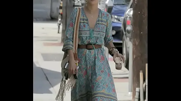 Alessandra Ambrosio At The Brentwood Country Mart مقاطع جديدة رائعة