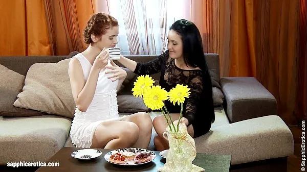 Heiße Coffeetime Tryst - von Sapphic Erotica Lesbensex mit Agnessa Liliannaneue Clips