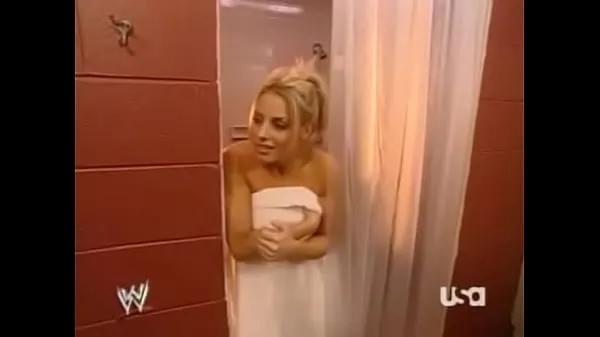 Kuumia Mickie James lets Trish Stratus know she has nice boobs uutta klippiä