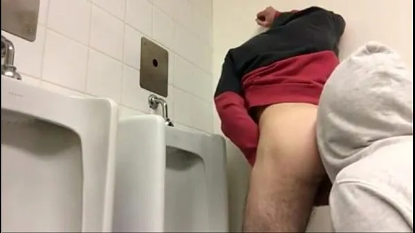 2 mecs baisent dans des toilettes publiques nouveaux clips chauds