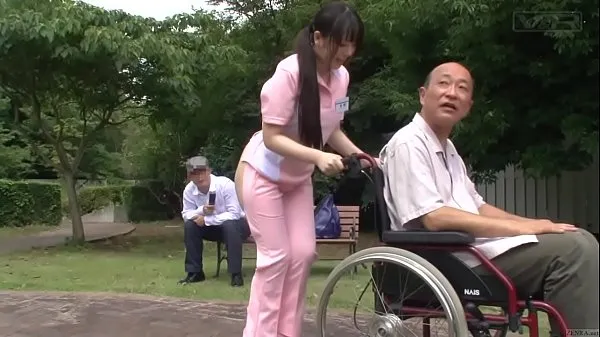 Heiße Untertitelte bizarre japanische halbnackte Pflegekraft draußenneue Clips