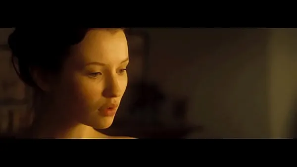 Emily Browning - été en février nouveaux clips chauds