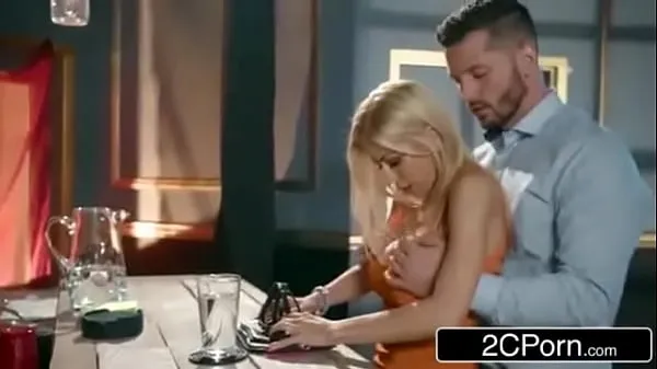 Mulher suja trai com barman - Alexis Fawx novos clipes interessantes