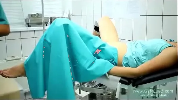 Populaire beautiful girl on a gynecological chair (33 nieuwe clips