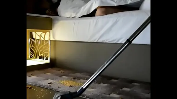 گرم Desi Wife Pankhuri Teases her Ass to Room Cleaning Guy in Hotel Fun with Hubby نئے کلپس