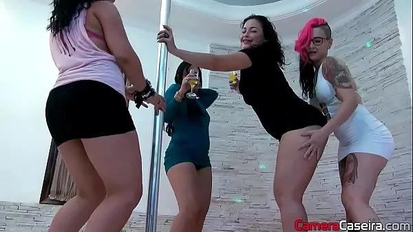 Chicas lesbianas se desnudan en la fiesta clips nuevos