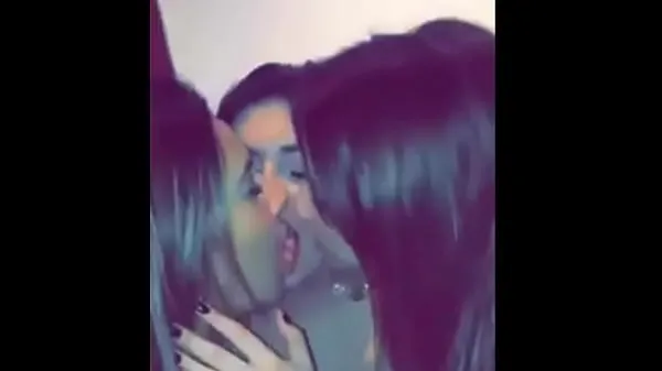 Hot Girlfriends Kissing Triple nuove clip