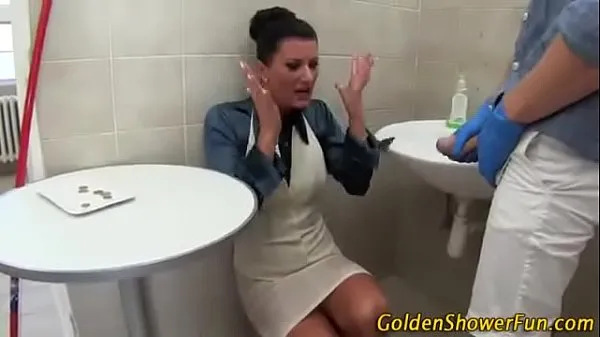 Καυτά Unexpected Piss on dress in bothroom νέα κλιπ