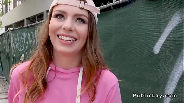 Une jeune fille avec une casquette se fait prendre le visage en public nouveaux clips chauds