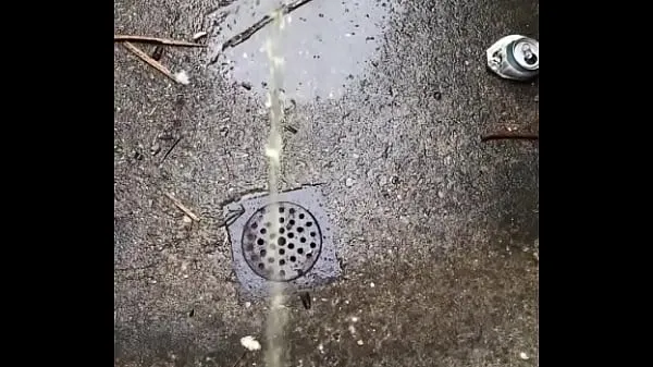 हॉट Pissing in the outside drain नई क्लिप्स