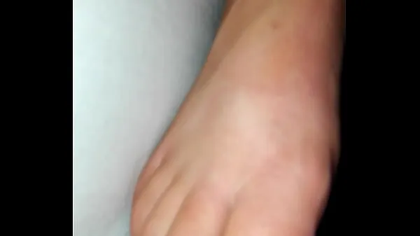 최신 Cum on her 35yo tired, worn milf feet again개의 새 클립