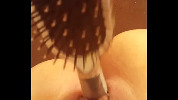 Amateur girl inserts hairbrush Klip baharu panas