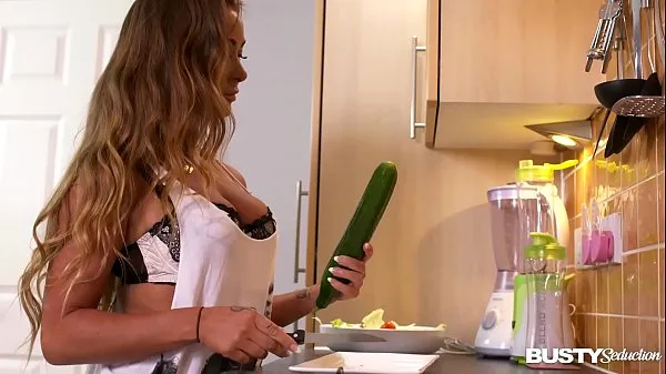 La seducción tetona en la cocina hace que Amanda Rendall llene su rosa de verduras clips nuevos