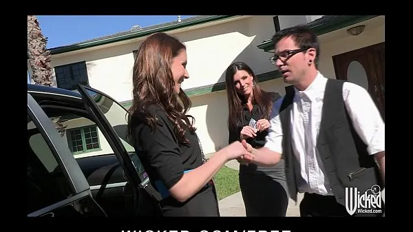Népszerű Pair of sisters bribe their car salesman into a threesome új klip