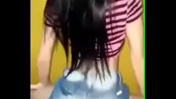 Chica joven bailando funk en pantalones cortos clips nuevos