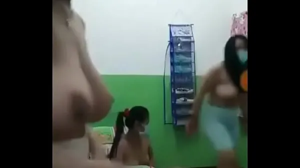 Garotas nuas da Ásia se divertindo no dormitório novos clipes interessantes