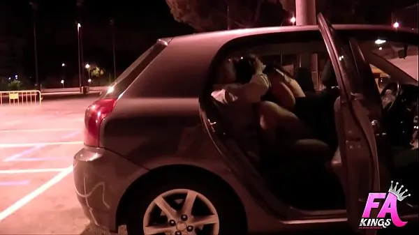 Hot Due tizi all'aperto scopano un giovane teen in un parcheggio nuove clip