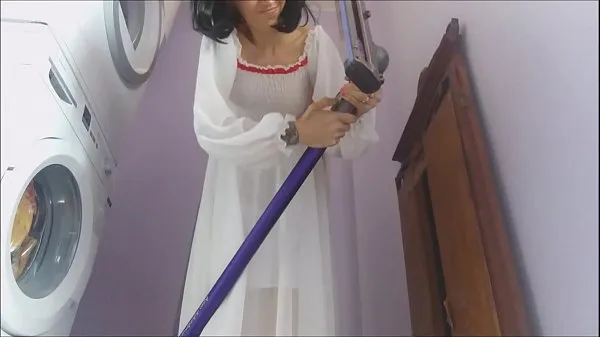 Tante Chantal est une bonne femme au foyer, mais parfois elle s'attarde trop avec l'aspirateur nouveaux clips chauds