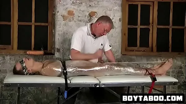 Горячие Horny saran wrapped hunk getting his hard cock tuggedновые клипы