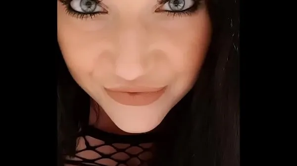 La armonía reina te habla directamente, sus ojos son de un azul sexy e hipnótico, escúchala atentamente y piérdete en su rostro clips nuevos