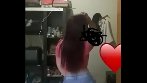 Chica joven caliente bailando funk en pantalones cortos clips nuevos