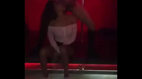 Sexe en discothèque avec streper vénézuélien, sexe oral de la fille du public situé à Caracas, Venezuela nouveaux clips chauds