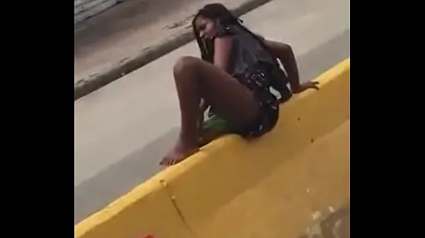 O venezuelano querendo ser um idiota se masturba no meio da estrada novos clipes interessantes