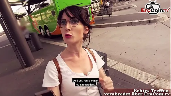 Горячие Немецкую студентку буксируют на настоящую секс-встречу на EroCom, где она трахается на публике перед ярмаркой Venusновые клипы