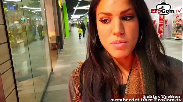 Горячие Немецкая хорошенькая брюнетка-модель флиртует в супермаркете и ее отбуксируют домой от первого лицановые клипы