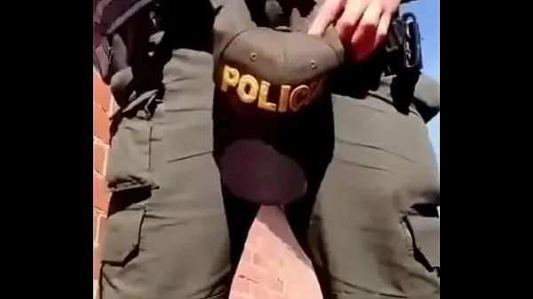 policeman enjoying nouveaux clips chauds