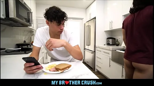 Καυτά Latino Twink Stepbrother Sex With His Cub Stepbrother Dante Drackis In Family Kitchen νέα κλιπ