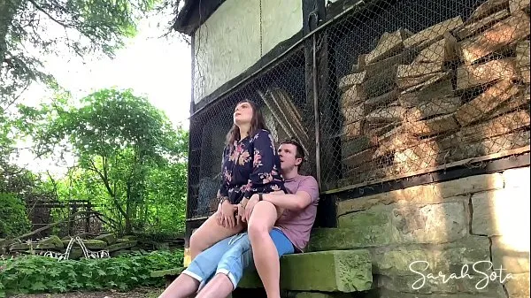 Populárne Outdoor sex at an abondand farm - she rides his dick pretty good nové klipy