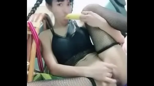 Asian June se masturba el coño con un plátano en la webcam clips nuevos