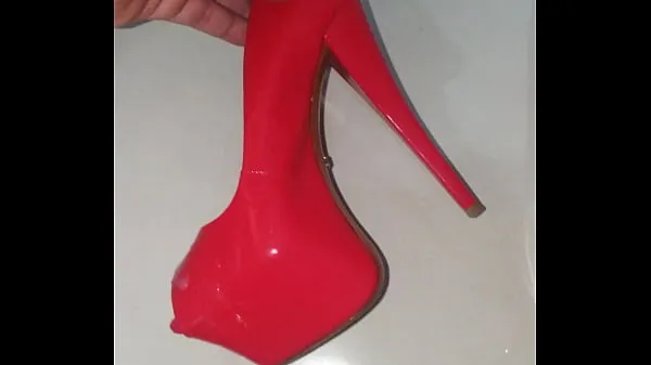 热门Wearing a scarpin and giving a super cum on his girlfriend's red Peep toe Schutz新剪辑