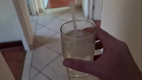 Stupide salope prend un verre de pisse surprise ne sachant pas ce qu'elle boit nouveaux clips chauds