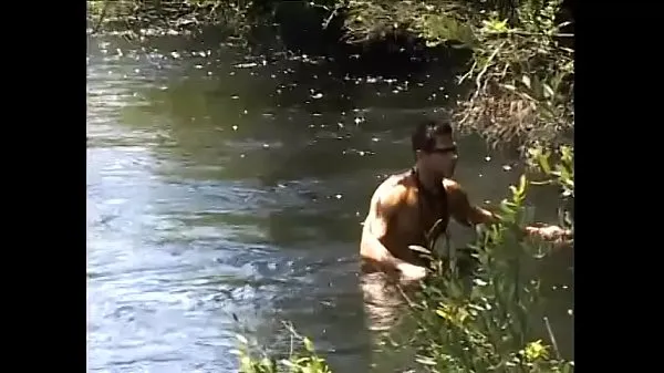 Curioso habitante aborigen de la selva de la región amazónica encontrado en la ribera del río revista gay e imaginó extraño coito con el lindo chico blanco de cabello rubio Felipe Vilhena clips nuevos