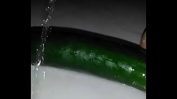 Ela se masturba com um pepino até terminar novos clipes interessantes