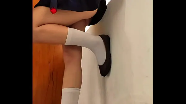 Colegiala follada y llenada de leche de pie contra la ventana en un aula vacía clips nuevos