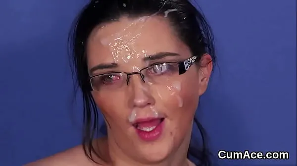 Hotte Sexy doll gets cum shot on her face sucking all the jizz nye klip