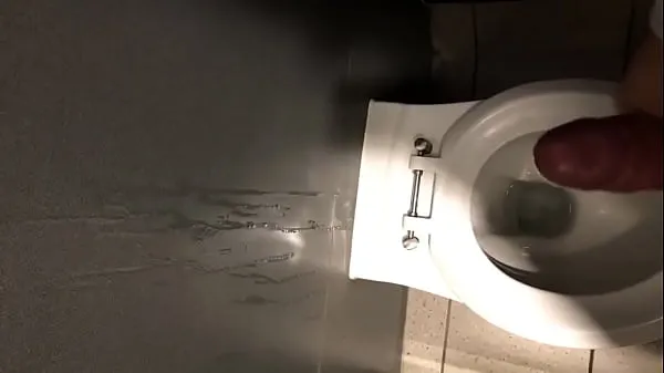 Éjacule une grosse charge sur le mur d'une toilette publique nouveaux clips chauds