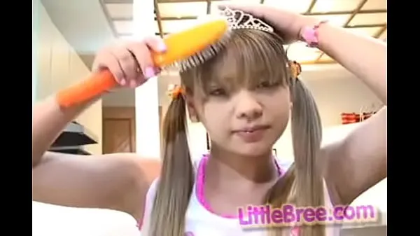 A pequena Bree escova o cabelo e depois mostra a sua boceta minúscula novos clipes interessantes