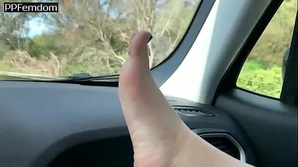 POV Pies descalzos con la amante Sofi en el coche clips nuevos