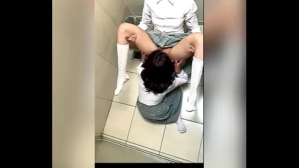 Deux étudiants de LATINAS se touchant dans la salle de bain de l'école nouveaux clips chauds