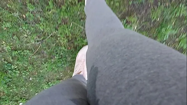 Populaire In een openbaar park kan je stiefzus zich niet inhouden en plast ze zichzelf volledig, haar legging nat nieuwe clips