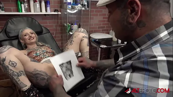 Горячие River Dawn Ink сосет член после ее новой татуировки с кискойновые клипы