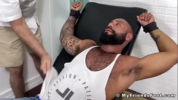 Heta Bearded black hunk restrained for body tickling tormenting nya klipp