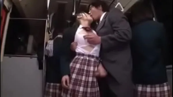 Un étranger séduit et baise une écolière dans le bus 2 nouveaux clips chauds