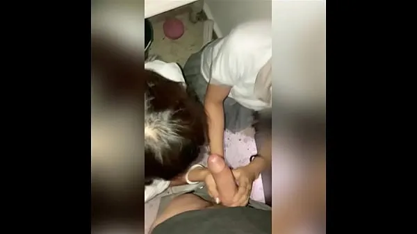 DEUX étudiants mexicains mignons partagent une bite en le suçant en même temps dans la chambre du concierge! Deux filles chaudes à l'école et un pénis pour deux ! Sexe maison amateur! (Deuxième par nouveaux clips chauds